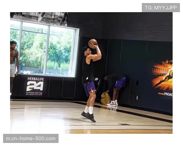 布克32分领衔太阳六人上双 团队传导球创造空位投篮机会